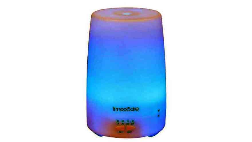 Los humidificadores de vapor frío crean un vapor fino al soplar agua sin calentar a través de un difusor o discos giratorios. 