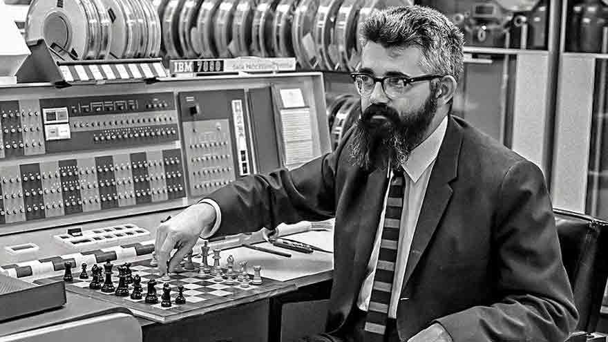 John McCarthy jugando al ajedrez contra una computadora de IBM en la Universidad de Stanford.