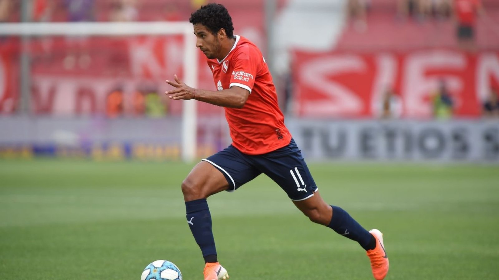 Cecilio Domínguez jugando con Independiente.