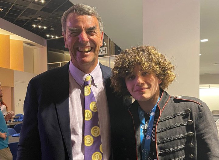 Mariano Maisterrena junto a Tim Draper, creador de la universidad para emprendedores.