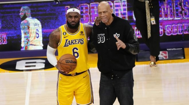 LeBron James y Kareem Abdul-Jabbar, en la noche del récord.