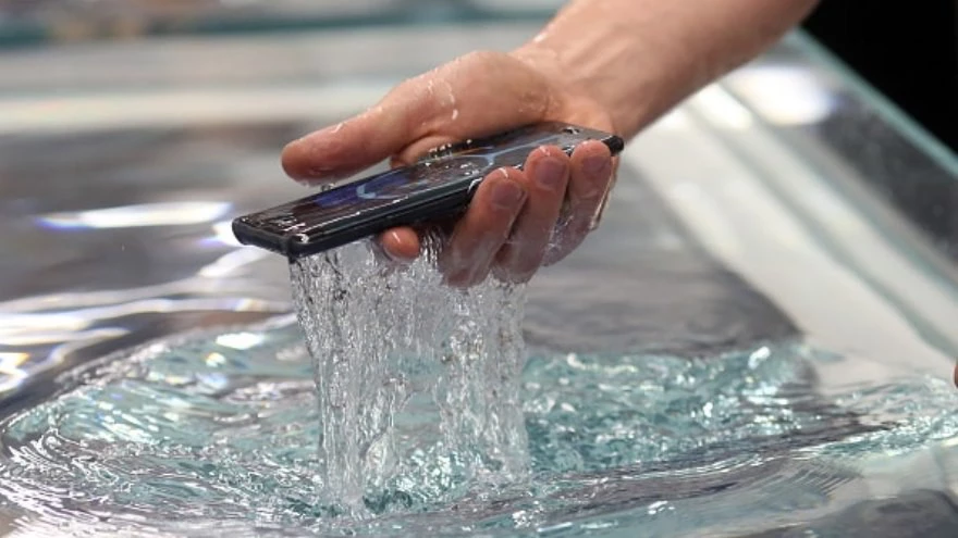 Ni arroz ni secador: esto es lo que tenés que hacer si se cae el celular al agua