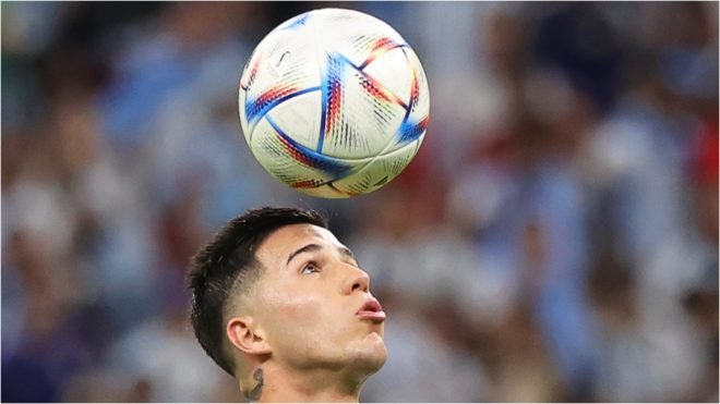 Enzo Fernández domina la pelota con la cabeza.