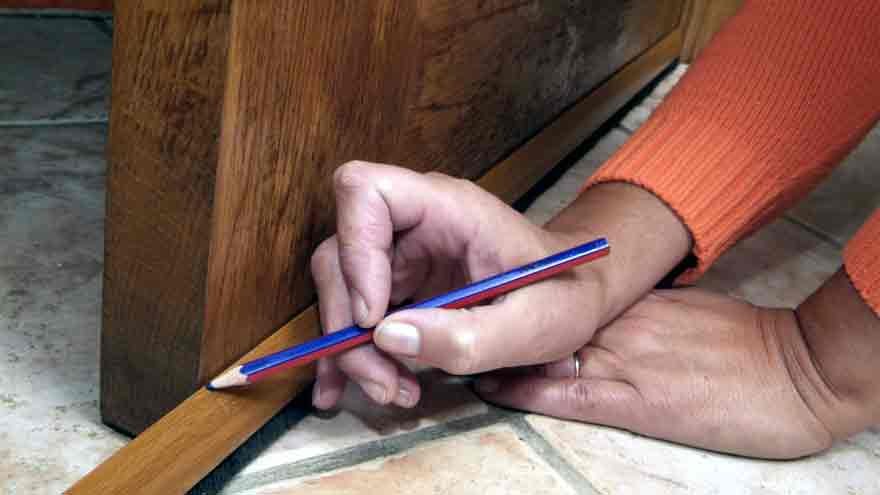 La instalación de burletes combate las fugas de aire.