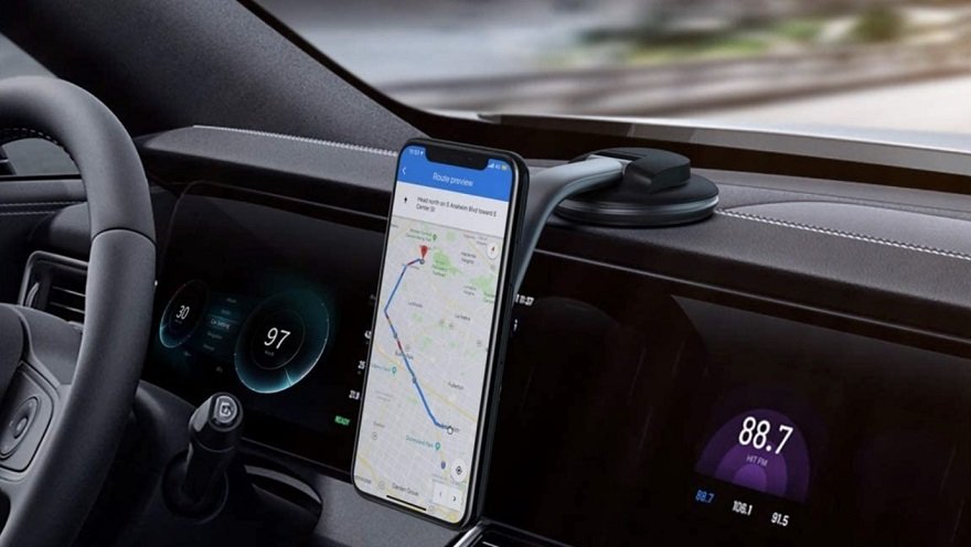 Un soporte de celular para automóvil puede servirte para usarlo junto a la PC.