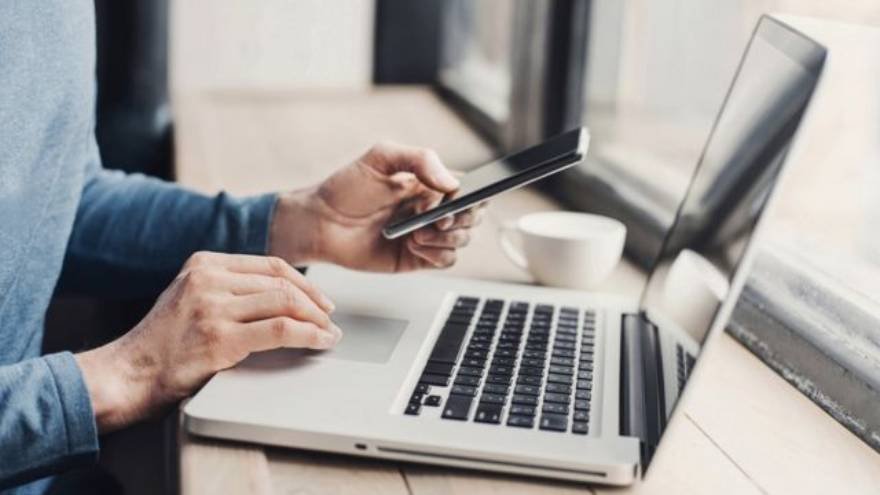 Existen aplicaciones para usar el celular como cámara web en la PC.