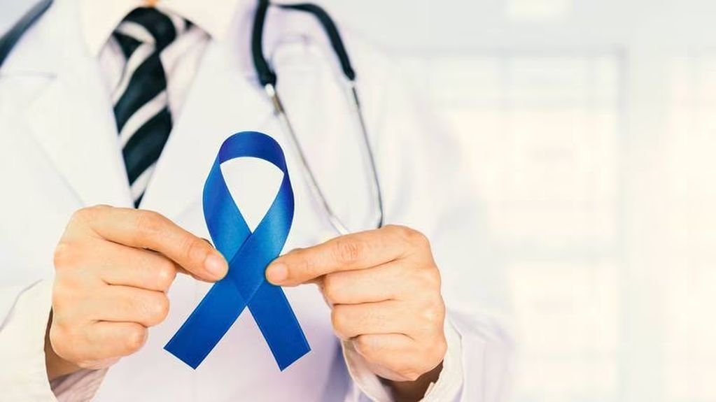 Especialista del ACS recomendó motivar a todas las personas mayores de 45 años a hacerse la prueba para detectar el cáncer de colon.