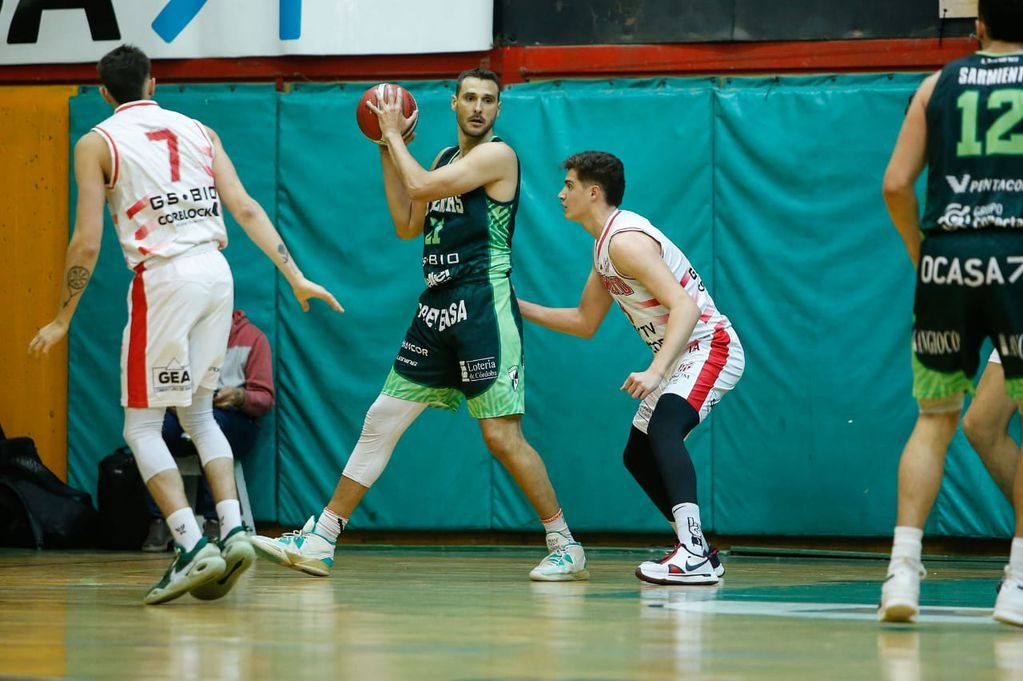 El capitán Omar Cantón es siempre una arma valiosa para Atenas y lo demostró en la final del Súper 6 ante Instituto. (Leandro Gómez / Prensa Instituto)