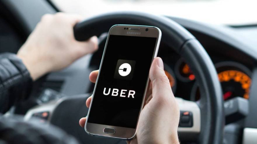 El conductor de Uber tiene la función de calificar al pasajero. 