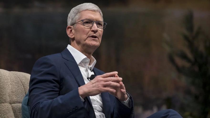 Bajo Tim Cook, Apple también ha estado trabajando para abordar su impacto en el medio ambiente, 