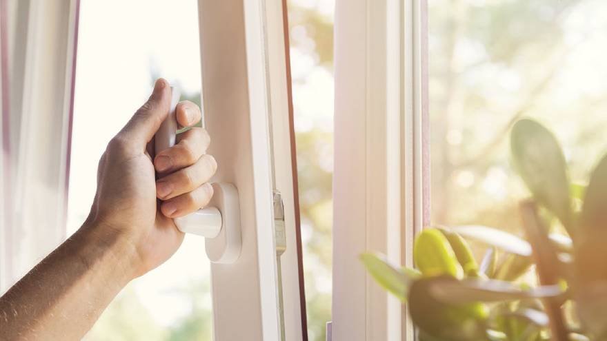 Las ventanas mal aisladas pueden aumentar la factura de luz. 