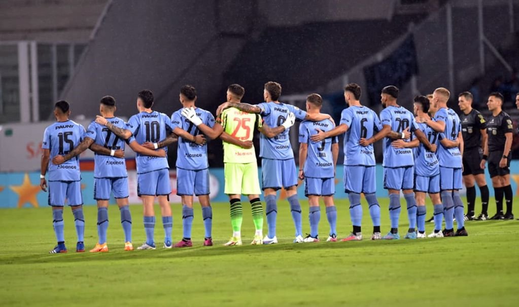 Belgrano estrenó camiseta este lunes en el Kempes ante una multitud (Foto: Javier Ferreyra).