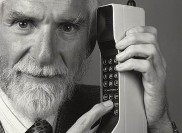 Martin Cooper con el Dynatac.