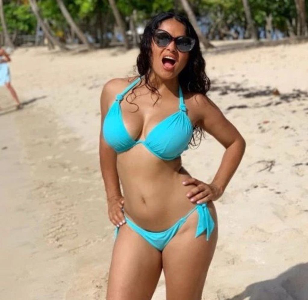 Salma Hayek Pos Con Una Bikini Amarilla Que Inspira A Mujeres Mayores De Latecordoba Com