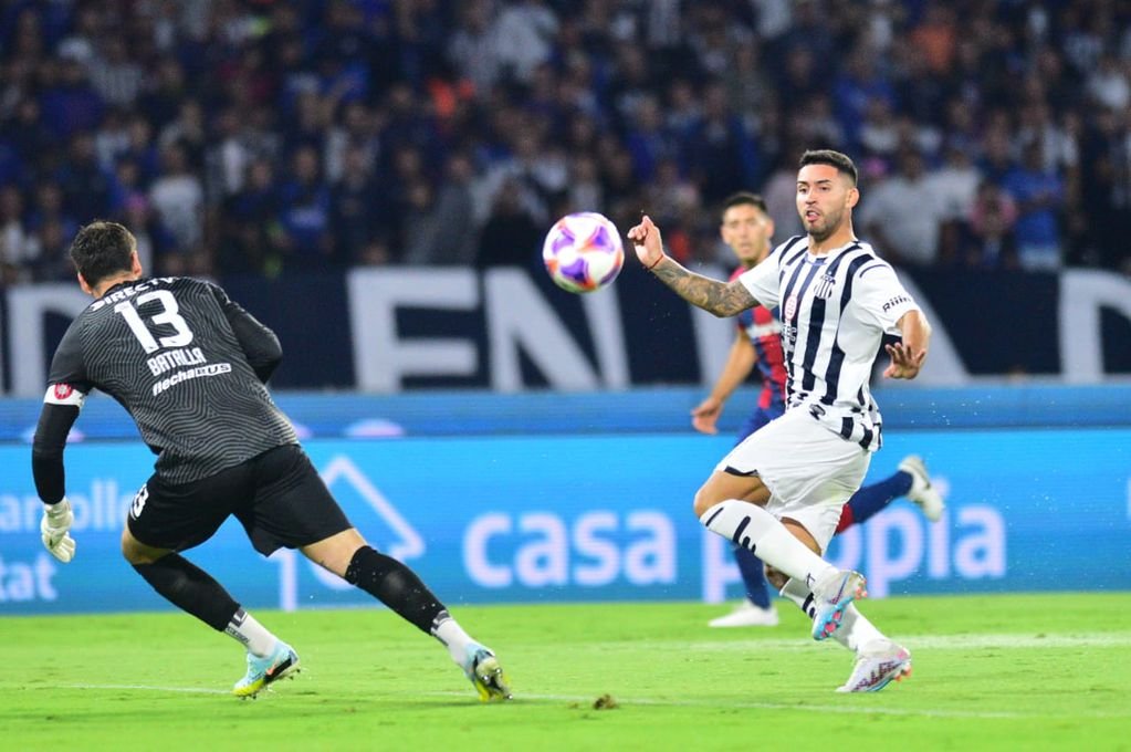 Nahuel Bustos ya le pegó a la pelota, superó a Batalla pero salió afuera. (Ramiro Pereyra / La Voz)