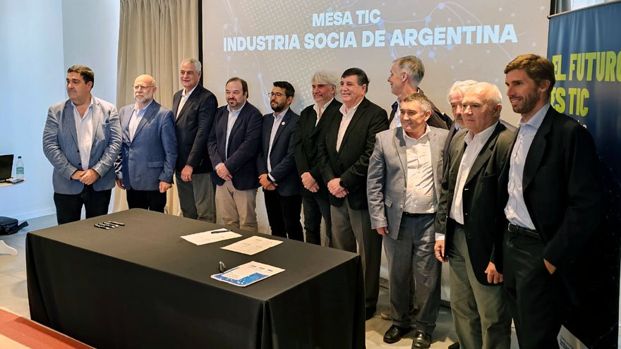 Representantes de las entidades y empresas adherentes al manifiesto de la Mesa TIC.