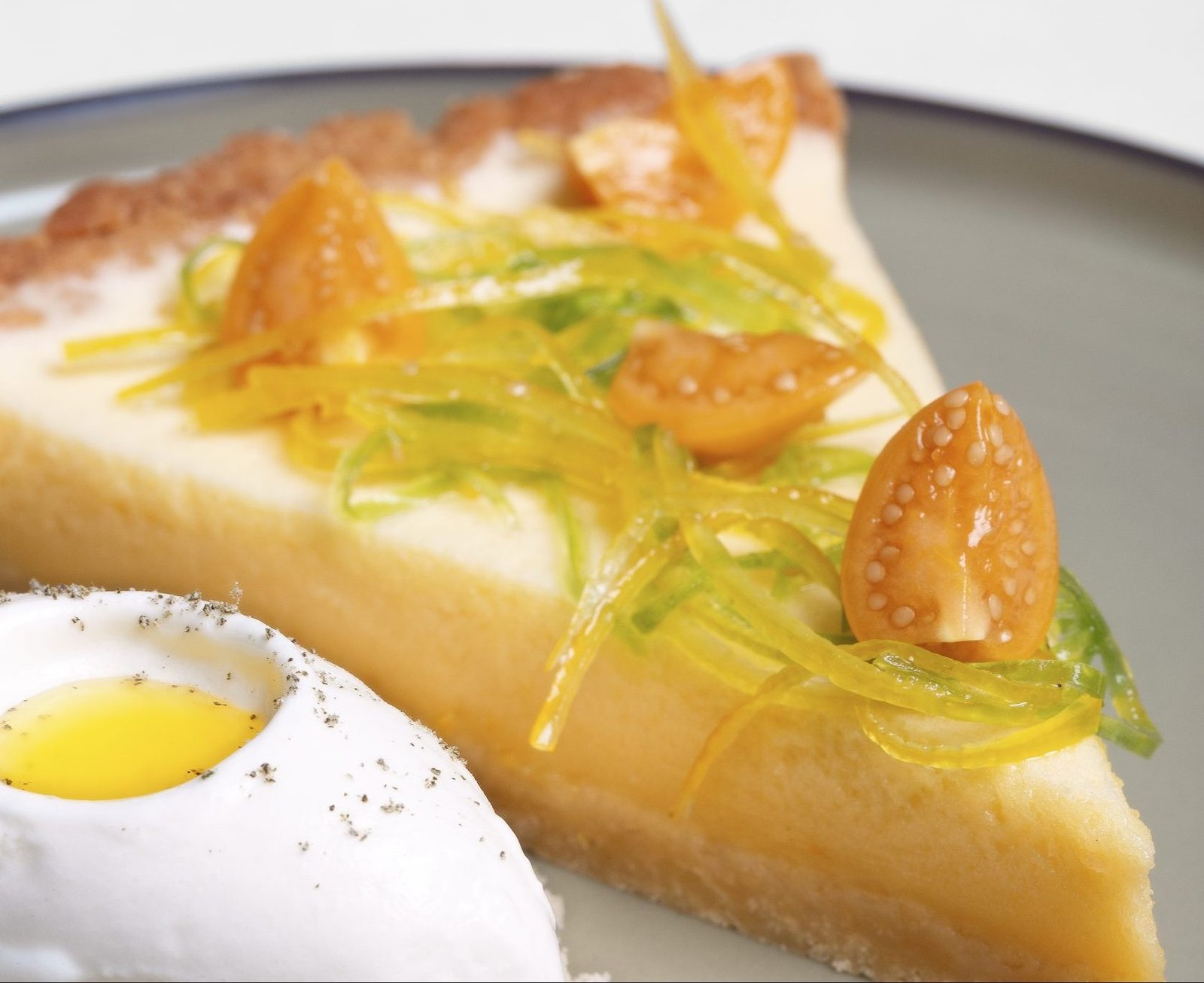 Tarta de limón con helado de romero