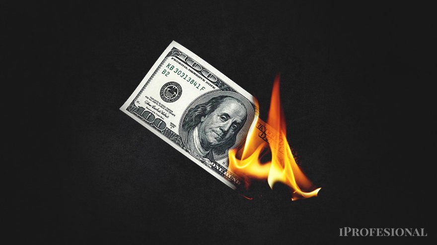 La alta inercia inflacionaria y la escalada de los dólares libres, sumada a la escasez de divisas en el Banco Central, lleva a estimaciones más altas en el dólar oficial.