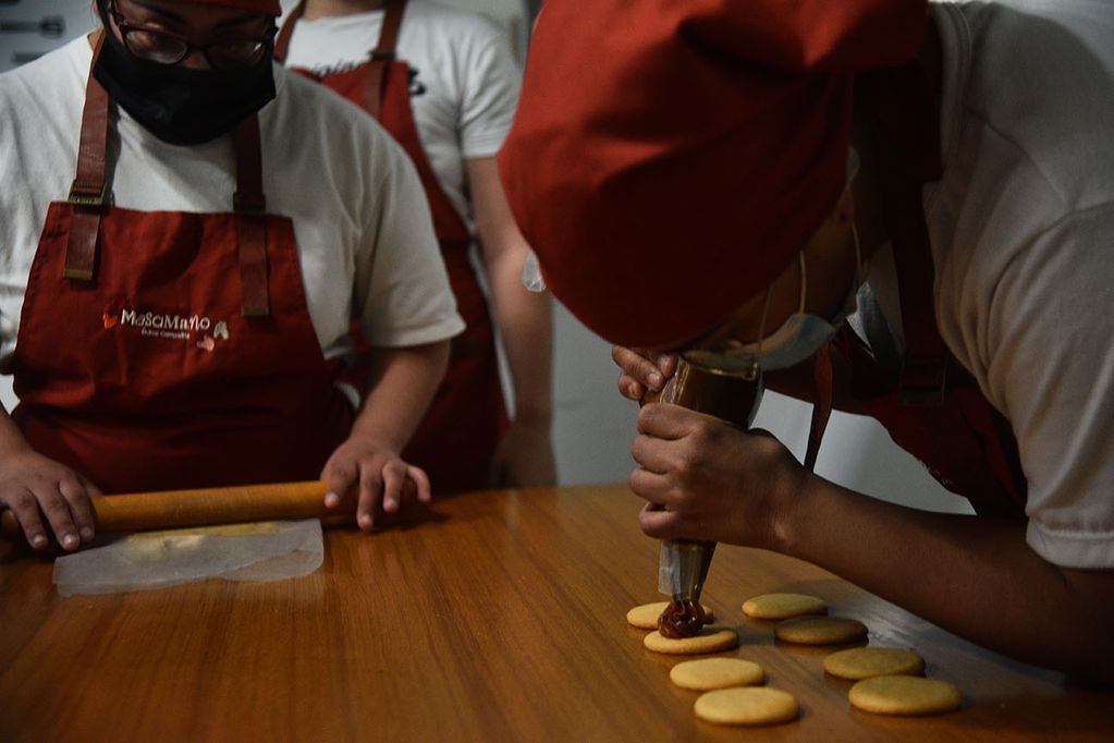 Proyecto de Masamano, un emprendimiento de pastelería y repostería - especialmente alfajores artesanales. producen cajas de seis alfajores, cada uno de ellos diferente, simbolizando de esta forma la diversidad que existe en la discapacidad. La fundación empate recibio una batidora que les hacía falta para fabricar los alfajores.
Foto: (Pedro Castillo / La Voz)