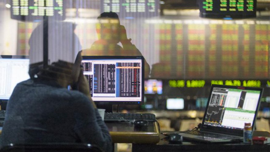 Tras las medidas de la CNV, el Merval y las ADRs argentinas en Wall Street anotan caídas de hasta 5%