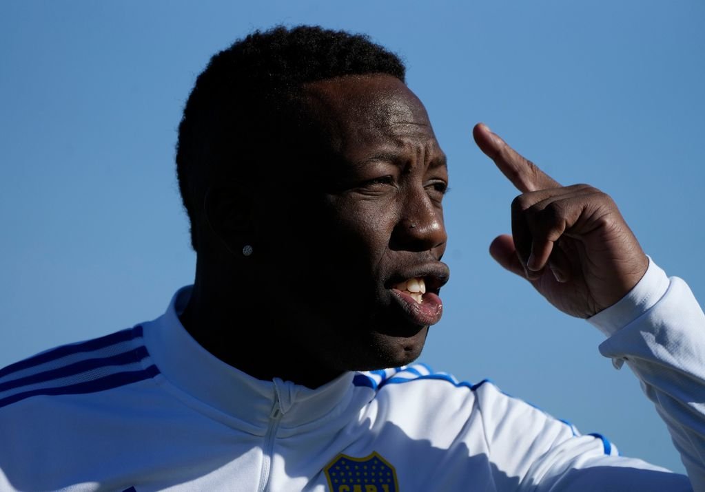 Luis Advíncula encendió las alarmas en Boca (Prensa Boca)