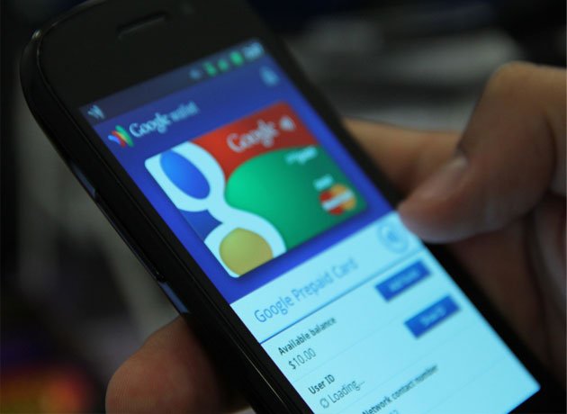 Pantalla de celular con una de las primeras versiones de Google Wallet.