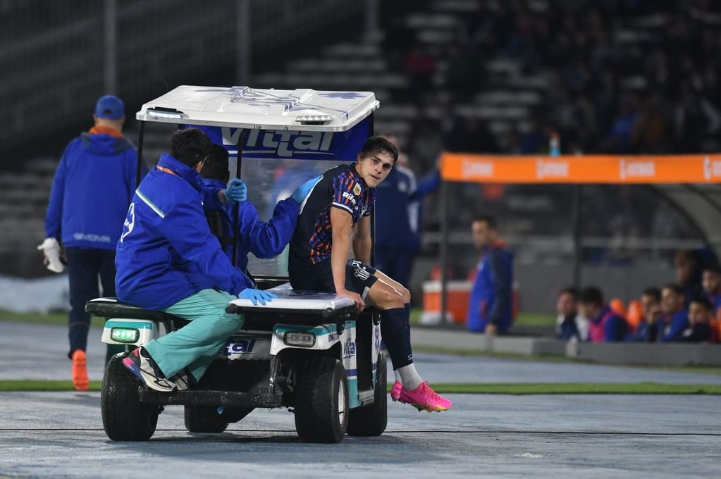 Ramón Sosa, de Talleres, salió lesionado en el primer tiempo del partido con Godoy Cruz en el estadio Mario Alberto Kempes. (Facundo Luque / La Voz)