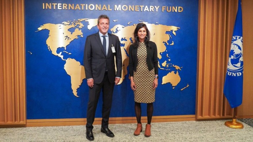 Sergio MAssa junto a Gita Gopinath: la dura 