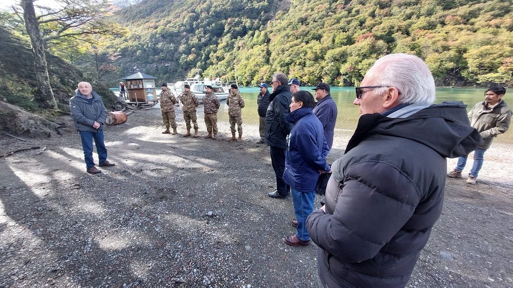 Formación y acto de soberanía a orillas de la punta sur del Lago del Desierto. 