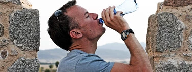 Por qué deberías beber más agua a partir de los 50 años 