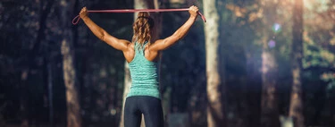 23 ejercicios con banda elástica ideales para entrenar en casa o al aire libre 