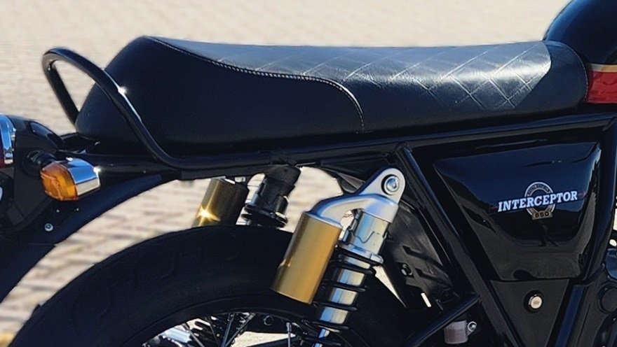 El asiento para dos personas es un atributo cómodo de la Royal Enfield Interceptor.
