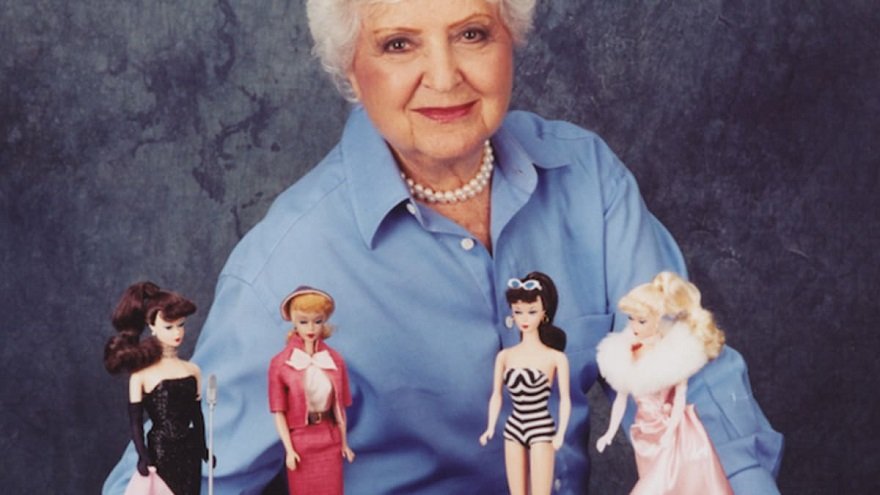 Ruth Handler con sus creaciones, la muñeca Barbie