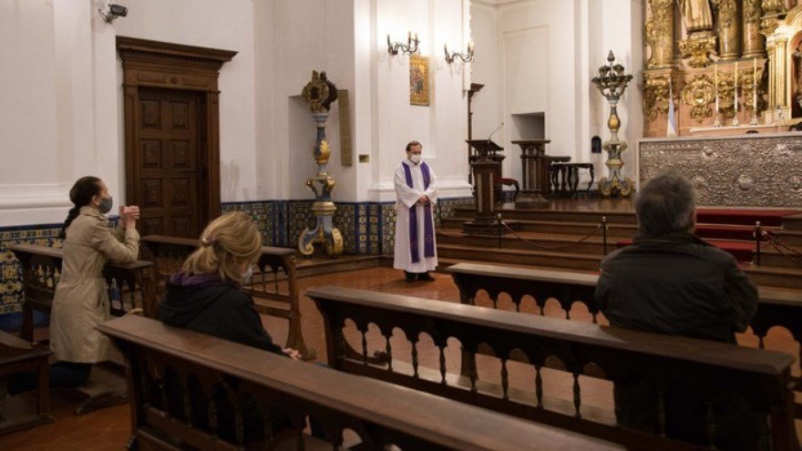 Una empresa usó curas falsos para que empleados confiesen