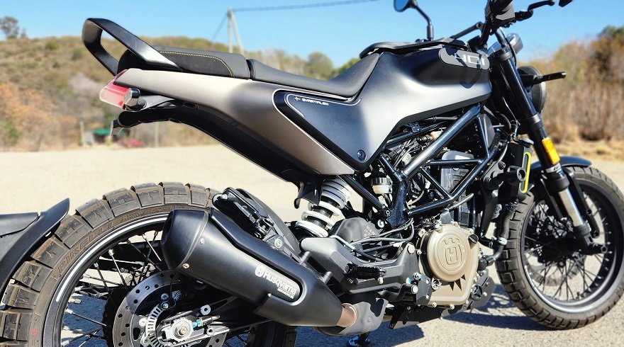 Por sus neumáticos, esta moto permite pisar la tierra sin riesgos.