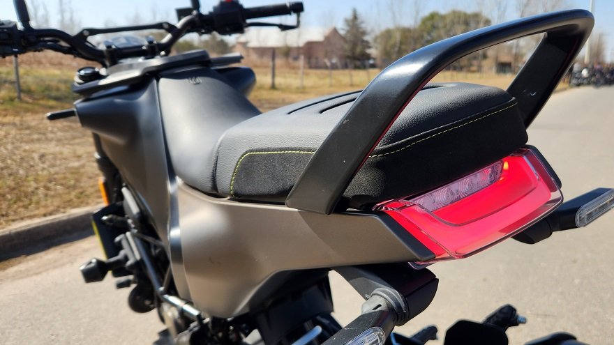 La nueva moto Husqvarna presenta un diseño único.