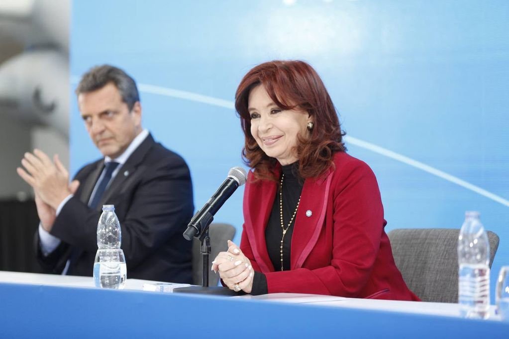 Cristina Kirchner y Sergio Massa en un acto en Ezeiza donde recordó los 15 años de la reestatización de Aerolíneas Argentinas y se presentó un moderno simulador de vuelos. Foto: Prensa Cristina Kirchner