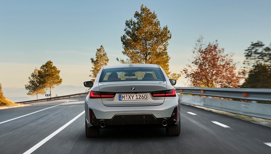 De atrás, el grosor de los escapes varía según la versión.