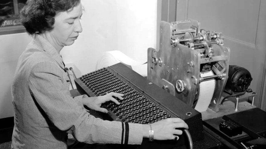 Grace Hopper en una de las primeras computadoras del siglo XX.
