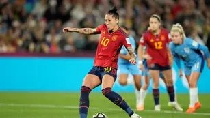 Escándalo en España: el presidente de la Federación besó en la boca a una jugadora en los festejos por el Mundial Femenino