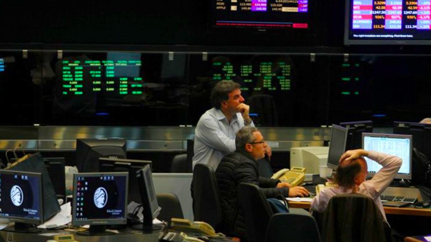 La bolsa porteña y los bonos soberanos en dólares operan con ganancias