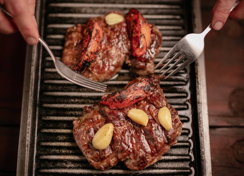  los verdaderos protagonistas de la noche son el ojo de bife a la parrilla 