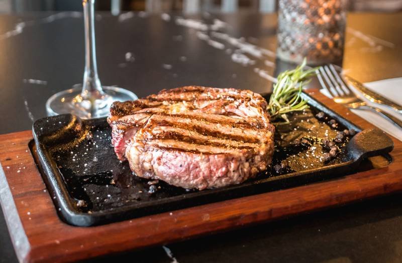 Las carnes se cocinan a las brasas de carbón y quebracho colorado