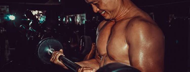 Este es el mejor ejercicio para trabajar bíceps cuidando la espalda, después de los 40 