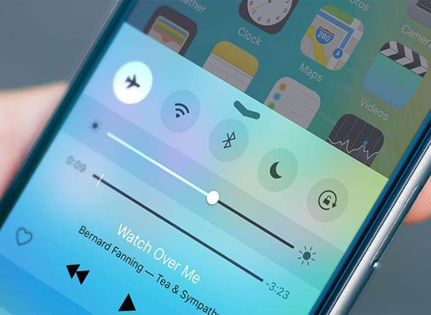 Poner el teléfono en modo avión es una alternativa para no aparecer en línea en WhatsApp