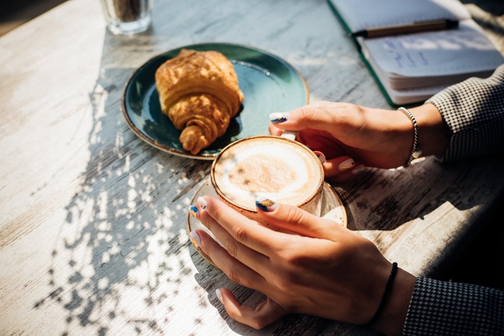 Café capuchino y croisant son un desayuno excelente para estos días de frío