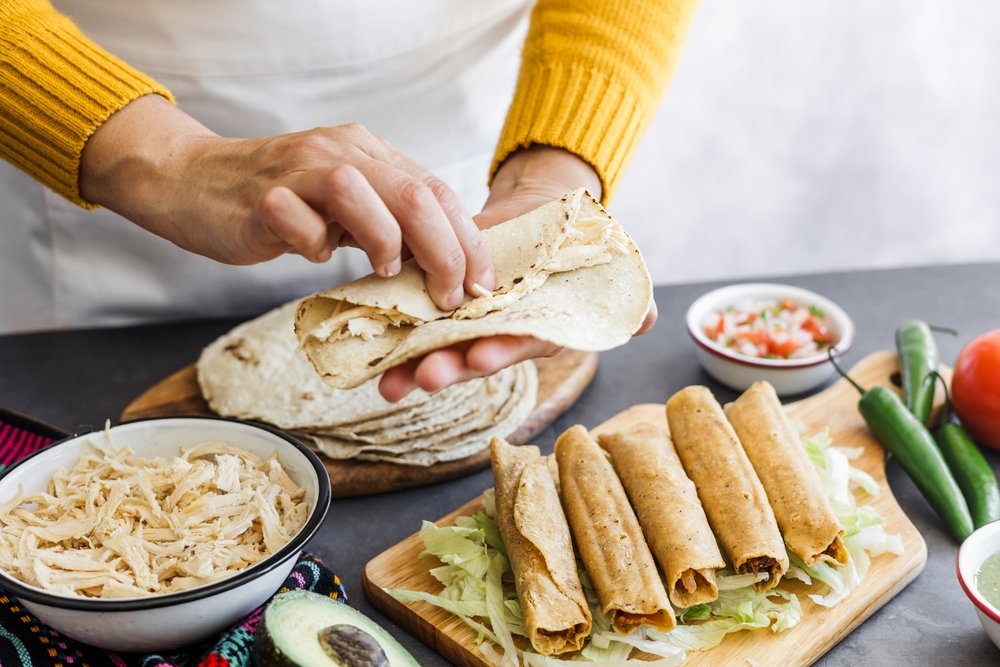 Así es como se preparan los tacos dorados de pollo