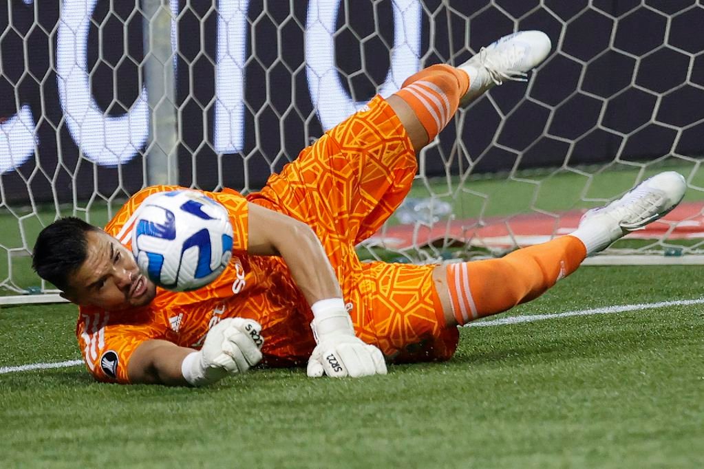 AMDEP083. SAO PAULO (BRASIL), 05/10/2023.- Sergio Romero portero de Boca detiene un balón en la serie de penaltis hoy, en un partido de las semifinales de la Copa Libertadores entre Palmeiras y Boca Juniors en el estadio Allianz Parque en Sao Paulo (Brasil). EFE/ Sebastiao Moreira 