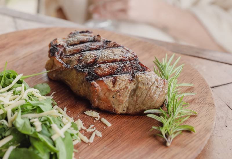 Cerca del río y para ir con amigos. 