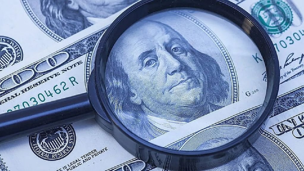 El dólar contado con liqui cotiza para la venta a $913,88 y para la compra a $902,23.